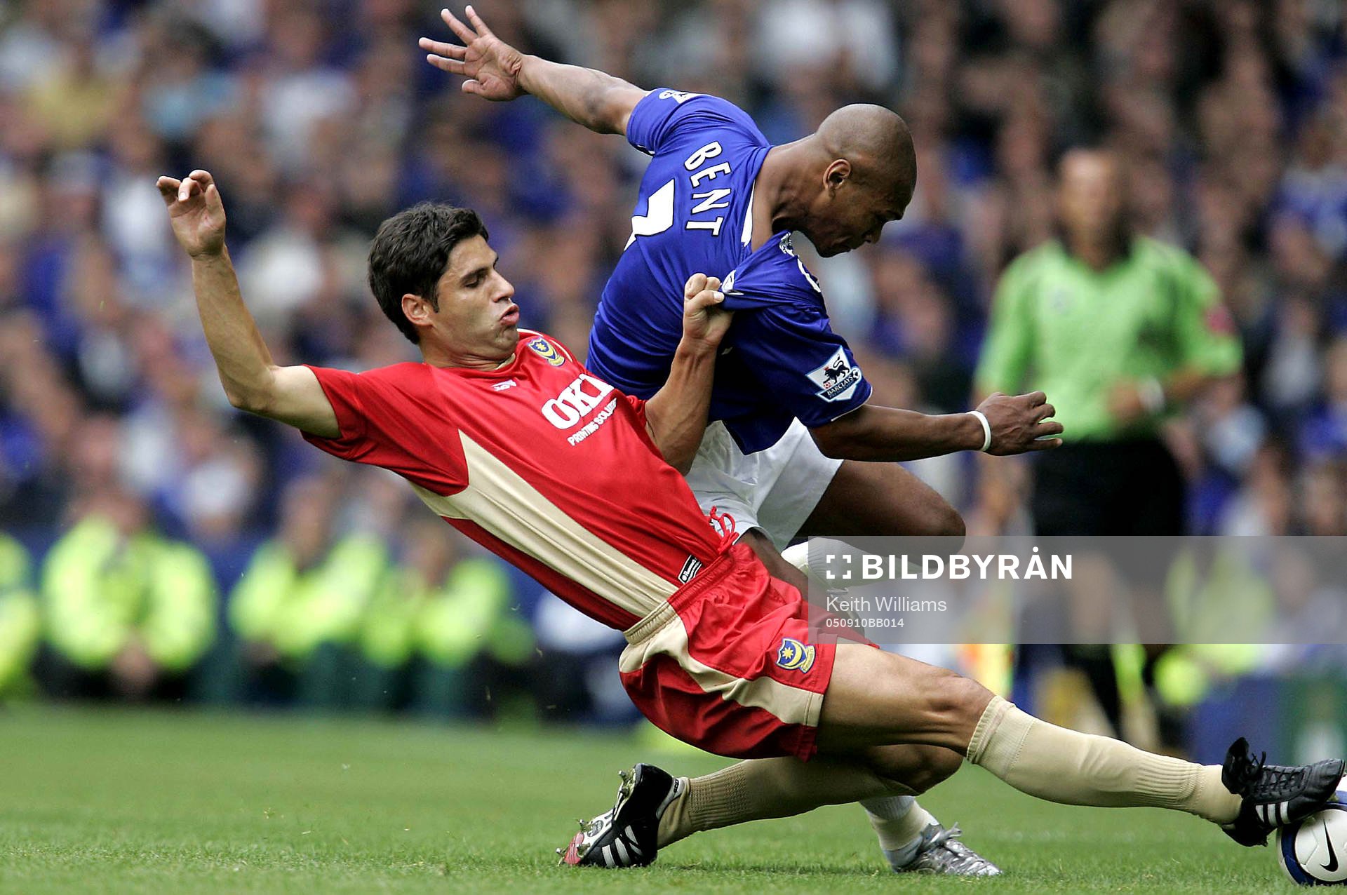 Evertons Marcus Bent hålls fast av Laurent Robert,