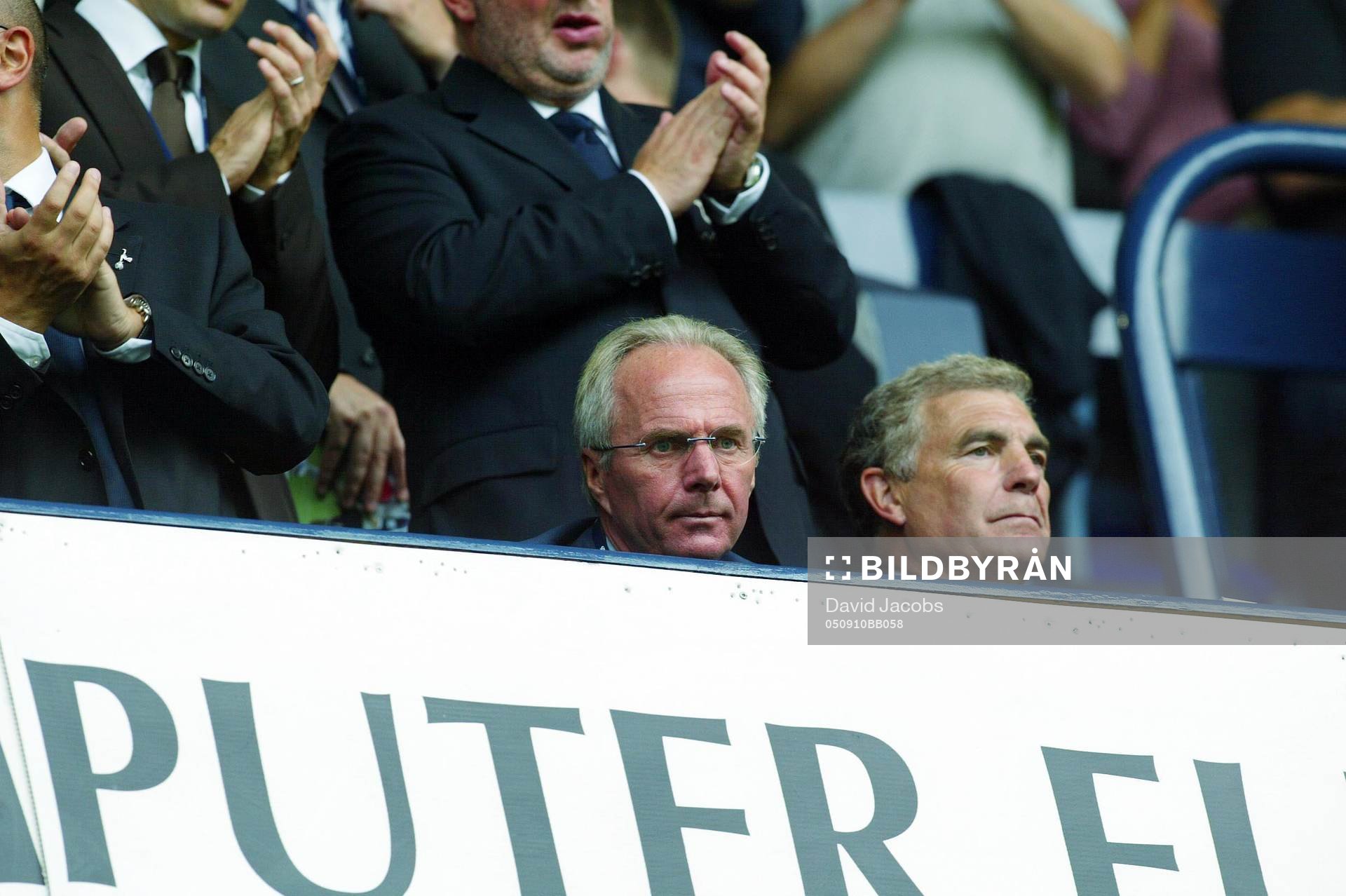   Sven Göran Eriksson och  Trevor Brooking på läktaren.