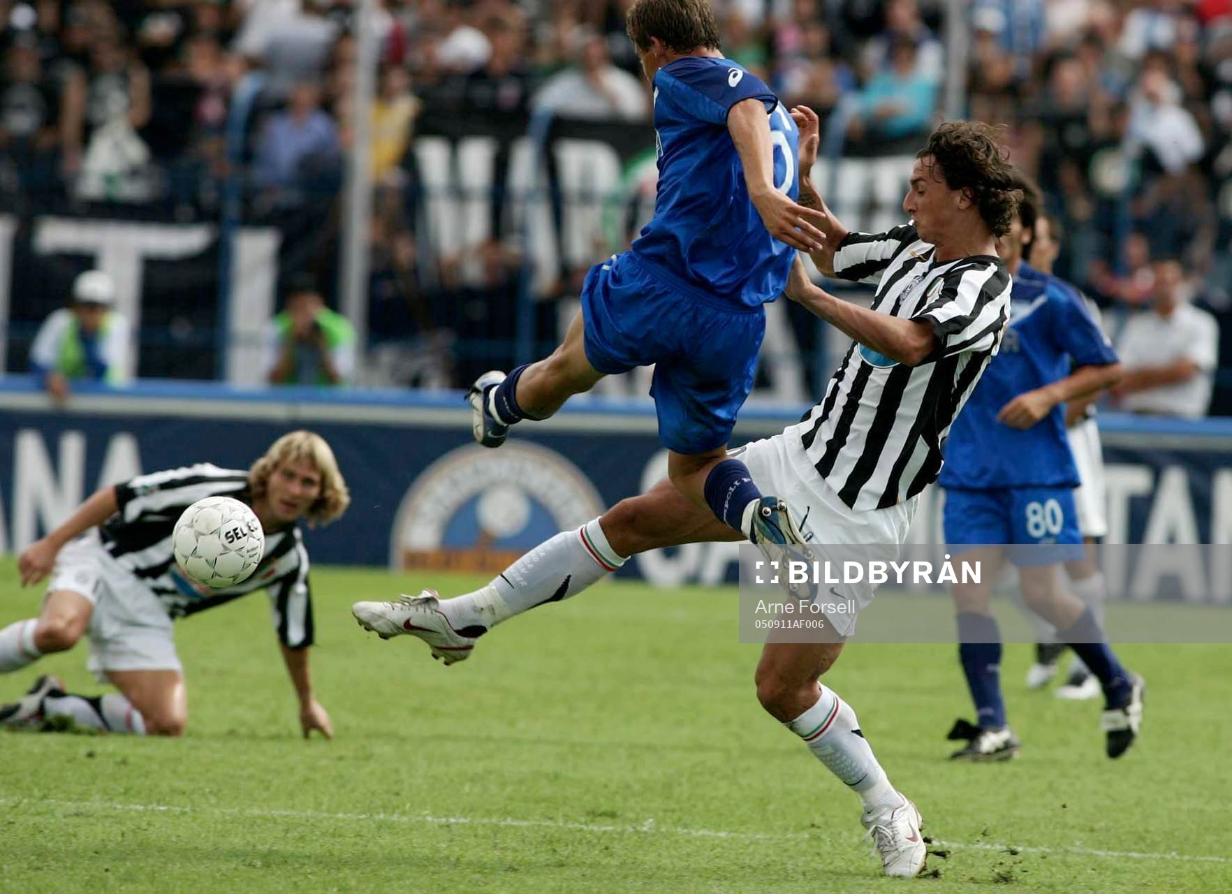   Zlatan Ibrahimovic var en av dem som märktes mest på planen. Här attackerar han Empolis Coda