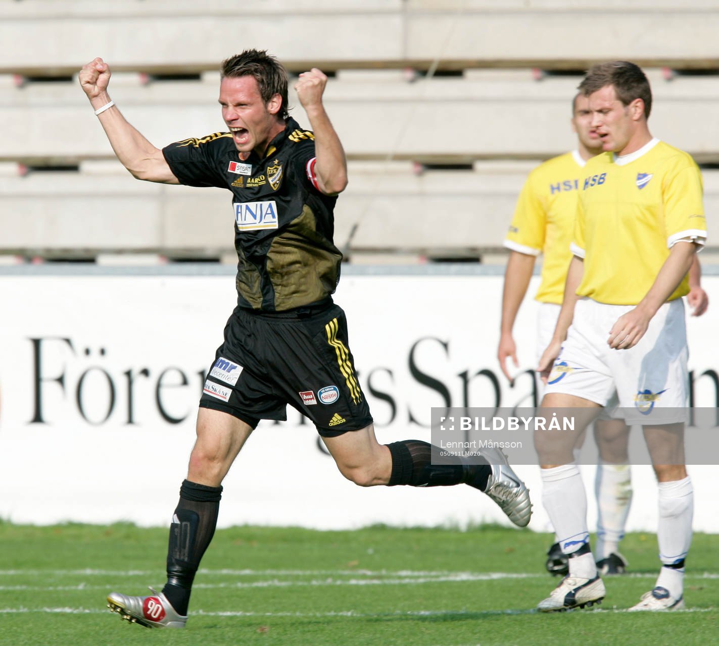 Alexander Söderberg har gjort mål och jublar