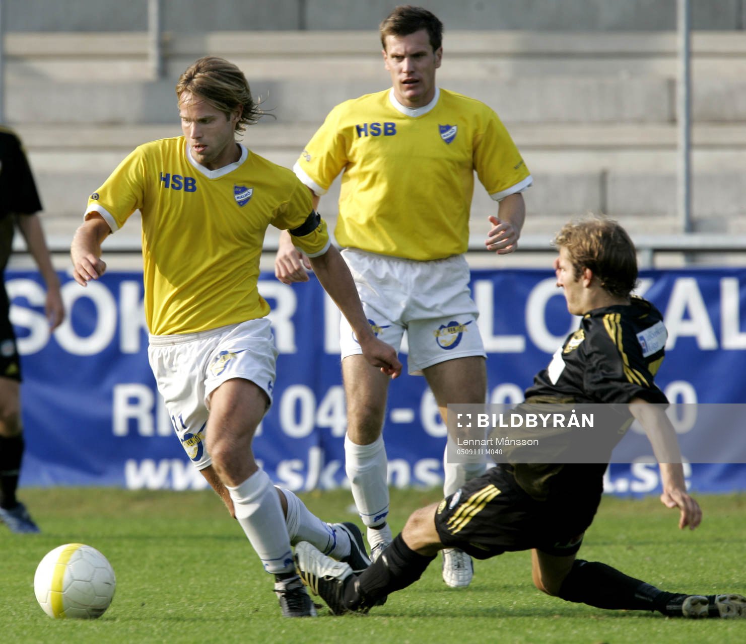 Martin Abrahamsson glidtacklas av Mikael Dahlgren.