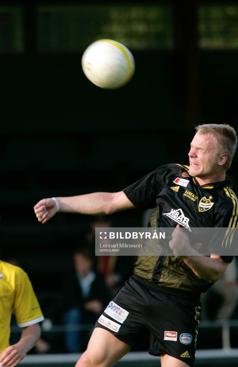 Niklas Fischer nickar undan