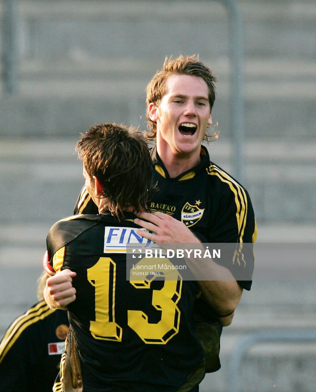  Johan Persson, IFK Hässleholm har gjort mål och grattas av Alexander Söderberg. Jubel.