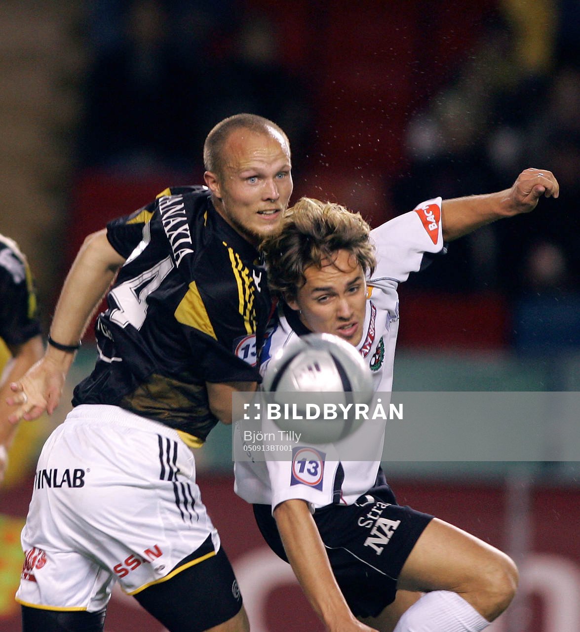 Fotboll, Superettan, AIK - Örebro: Nicklas Carlsson, AIK (3-1) och Paul Munster, Örebro.