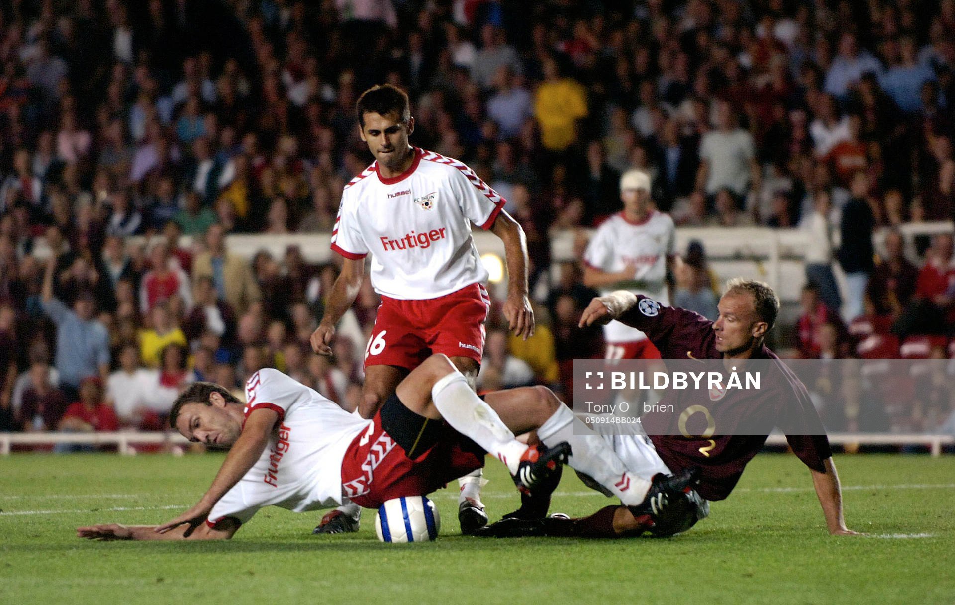 Dennis Bergkamp tacklar en Thun-spelare