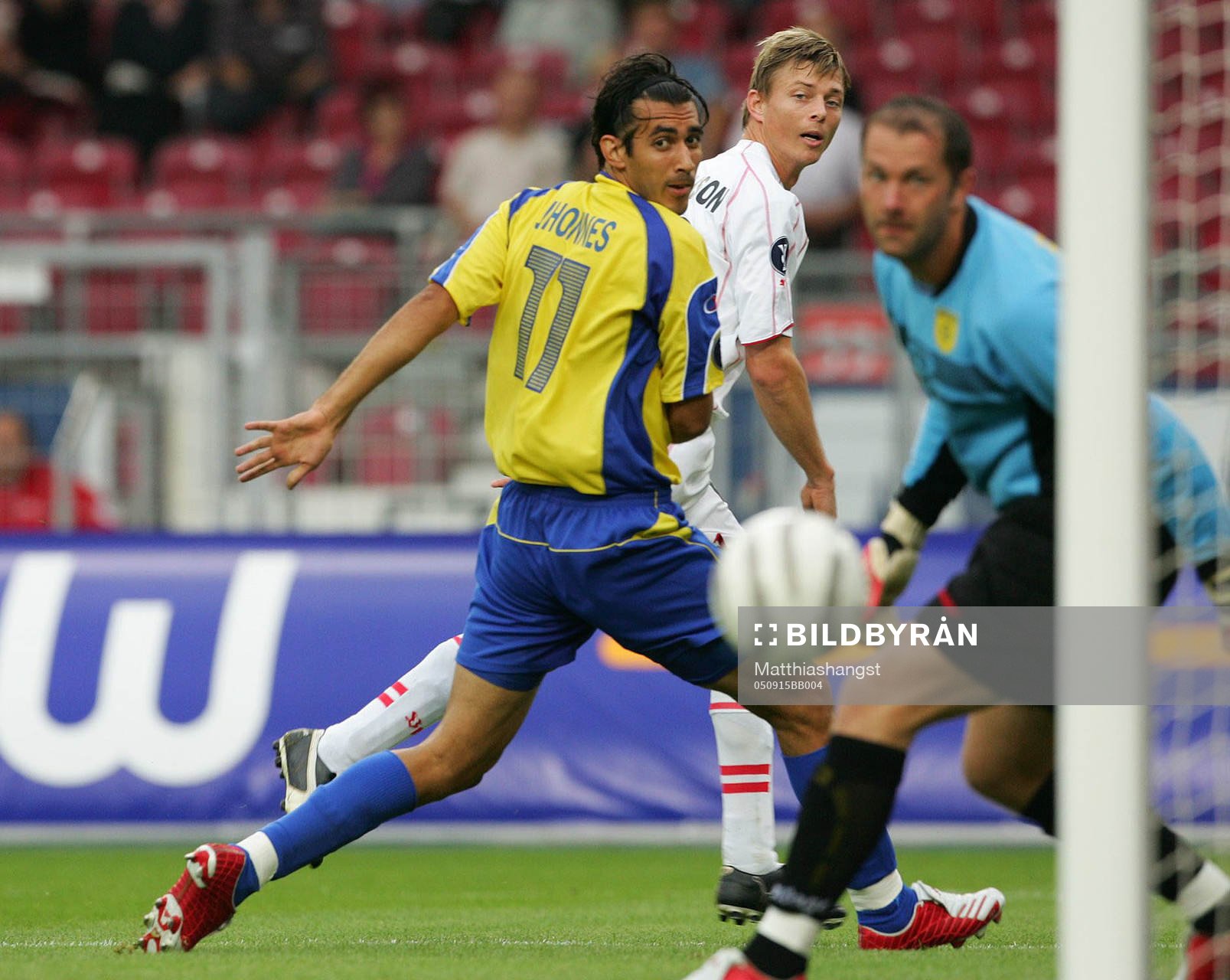  Jon Dahl Tomasson, Stuttgart, gör 1-0. 