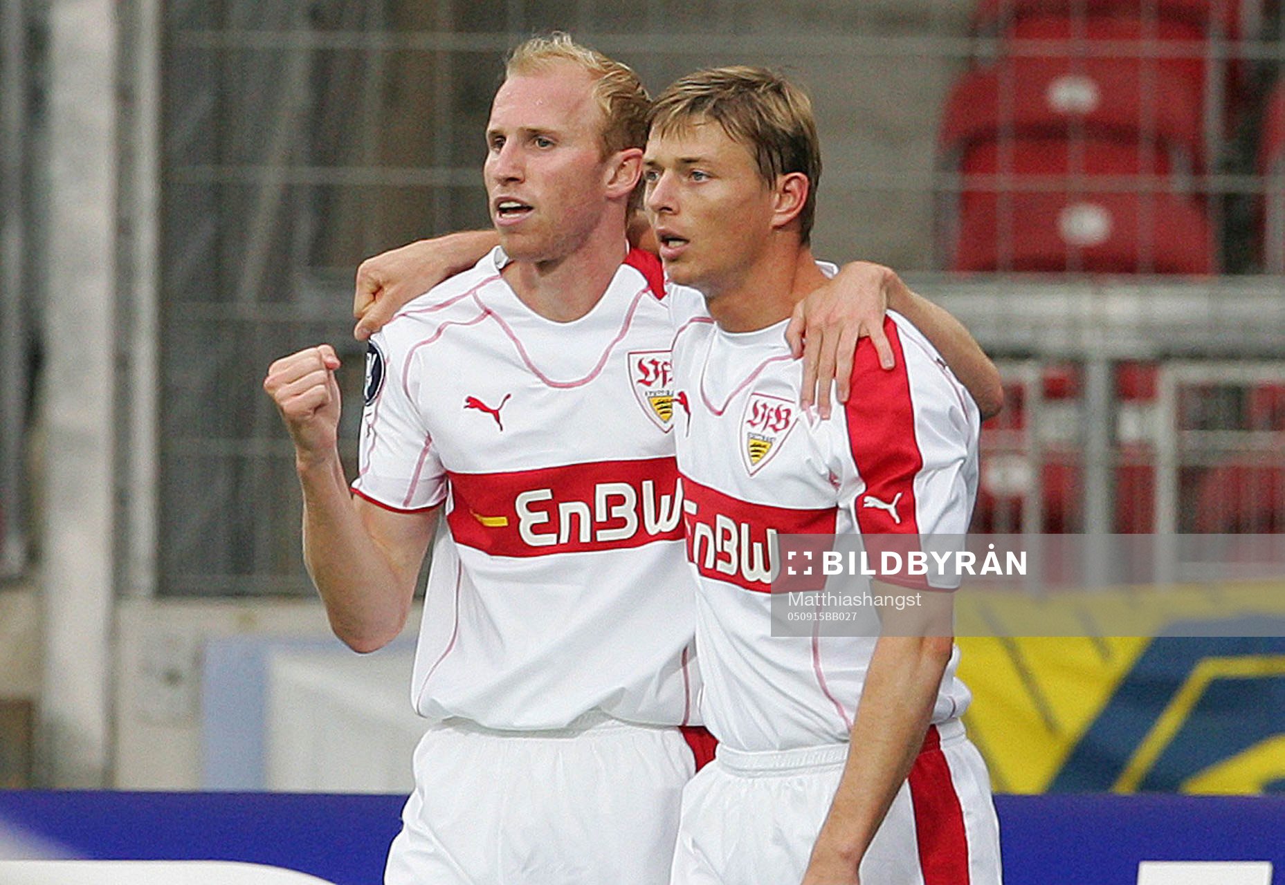   Jubel Ludovic Magnin och  Jon Dahl Tomasson, Stuttgart.