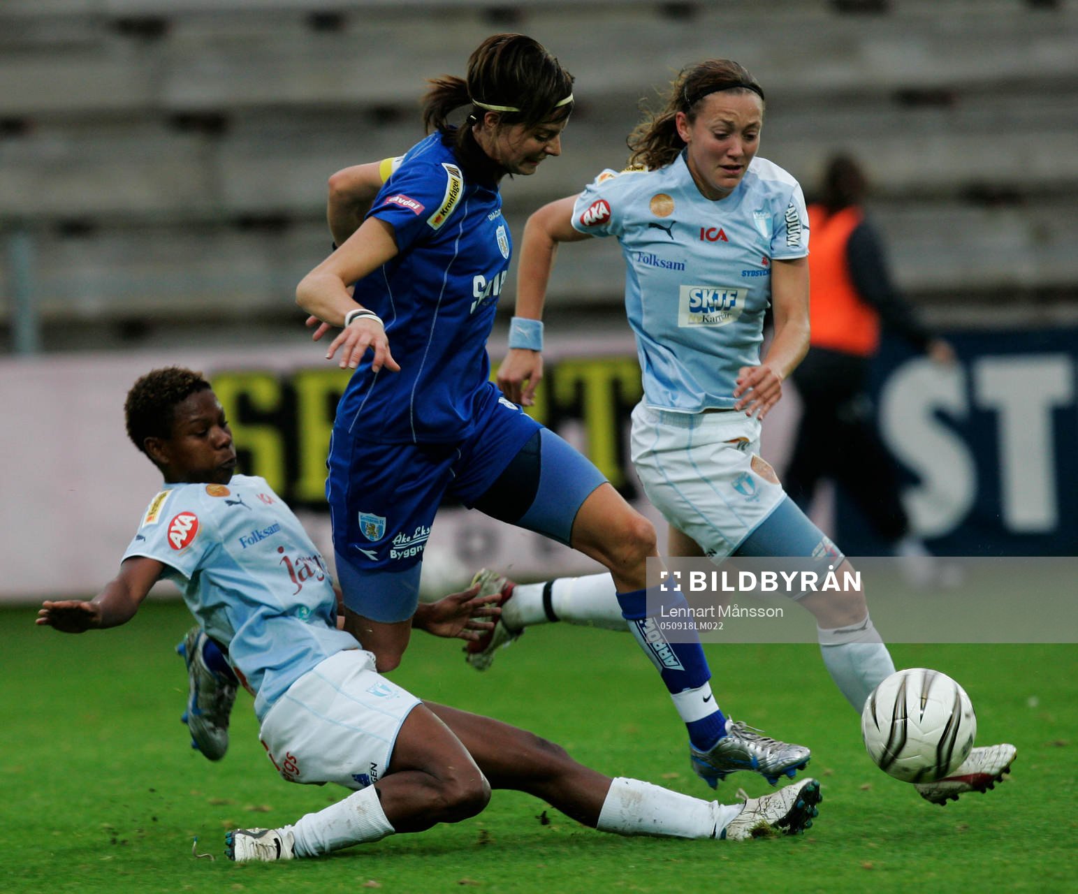 Lotta Schelin tar sig fram mellan Formiga och Therese