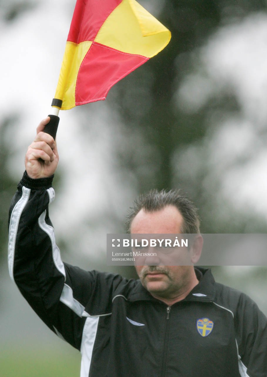 Småklubb. Linjeman, linjeflagga, linjedomare, flagga