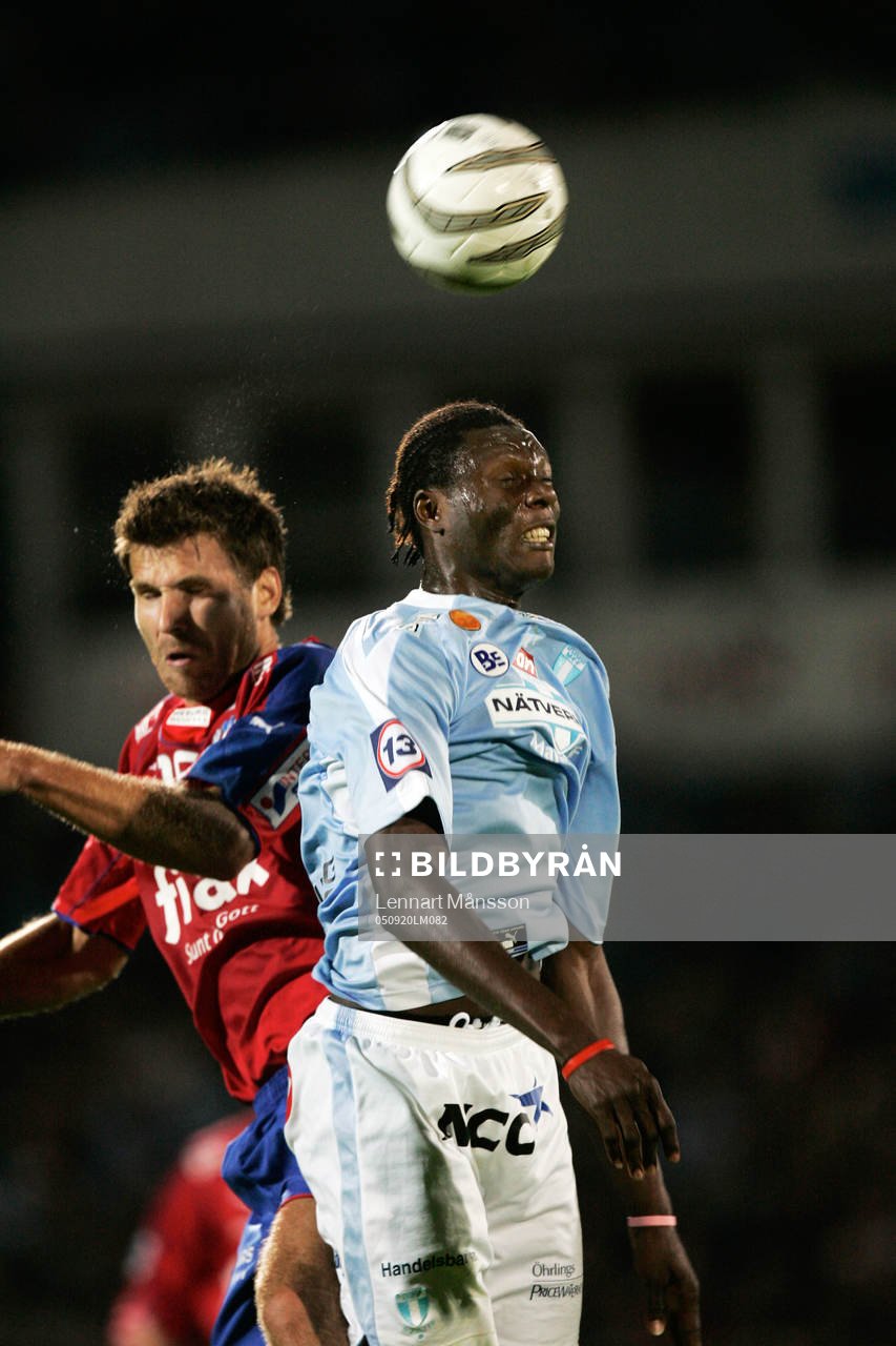 Fotboll, Allsvenskan, Malmö FF - Helsingborg: Edward Ofere, Malmö och Andreas Jakobsson, Helsingborg