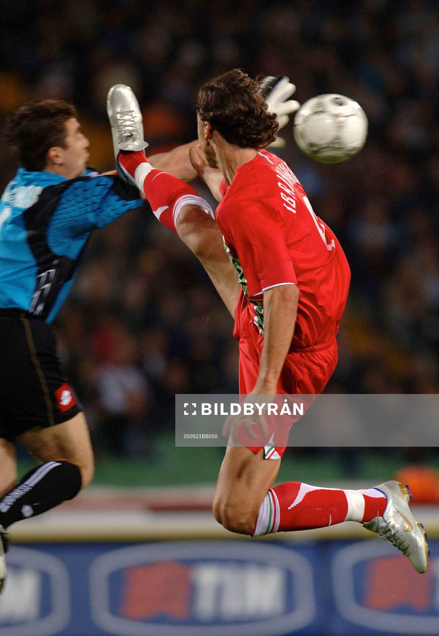  Zlatan Ibrahimovic och De Sanctis, målvakt.