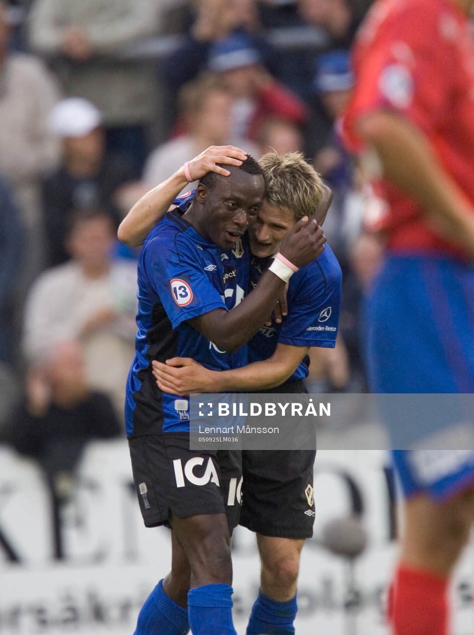 2-0 Gunnar Heidar Thorvaldsson grattas av Yaw Preko, som