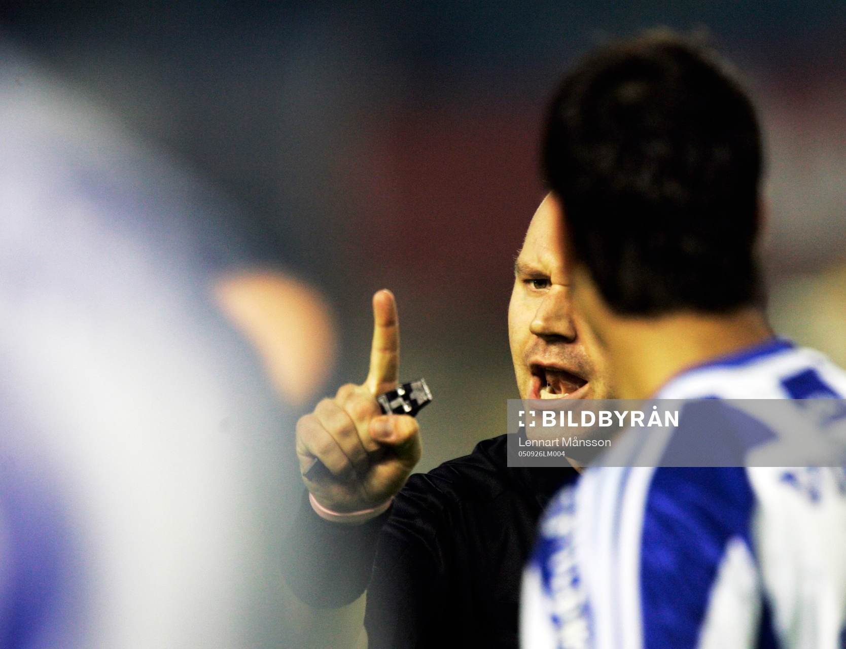 Domaren Jonas Eriksson pekar finger