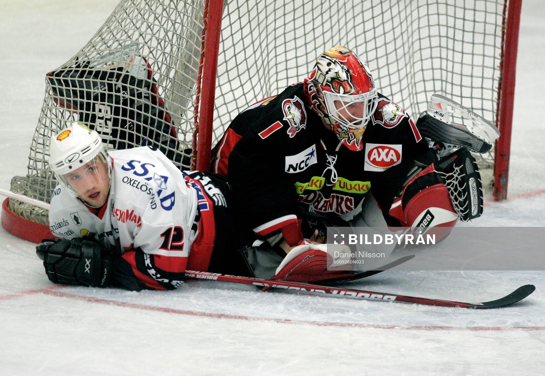 Daniel Johansson, Nyköping, ramlade in över Corey Hirsch