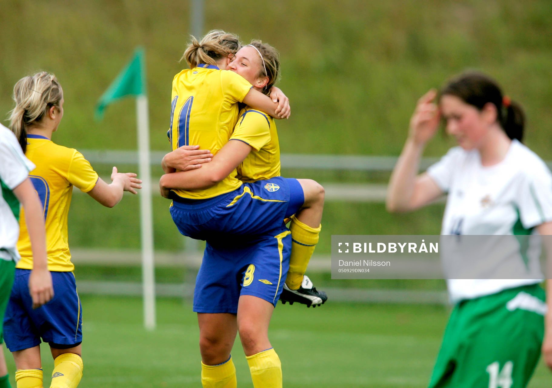 Johanna Andersson hoppar i famnen på Elin Sandgren,