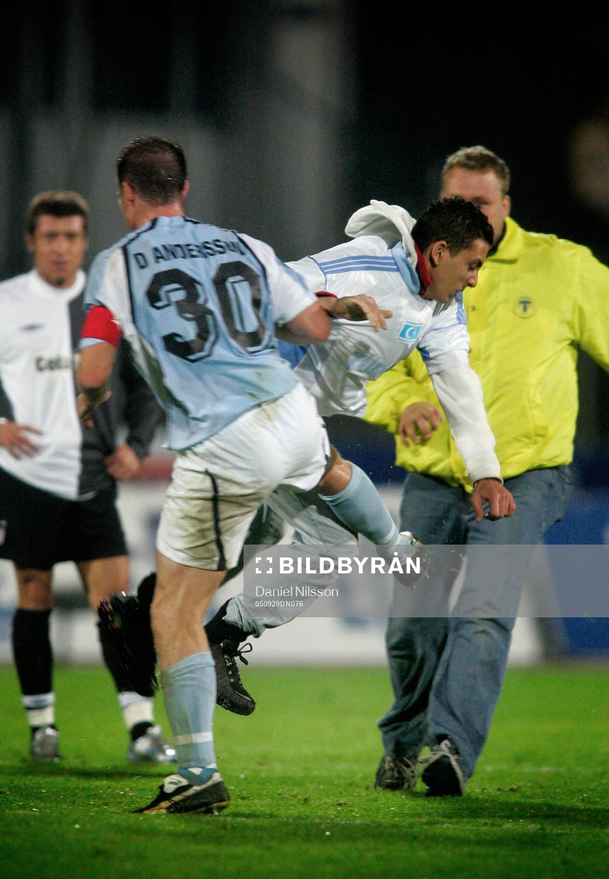 Daniel Andersson, Malmö, sparkar ner en turkisk supporter