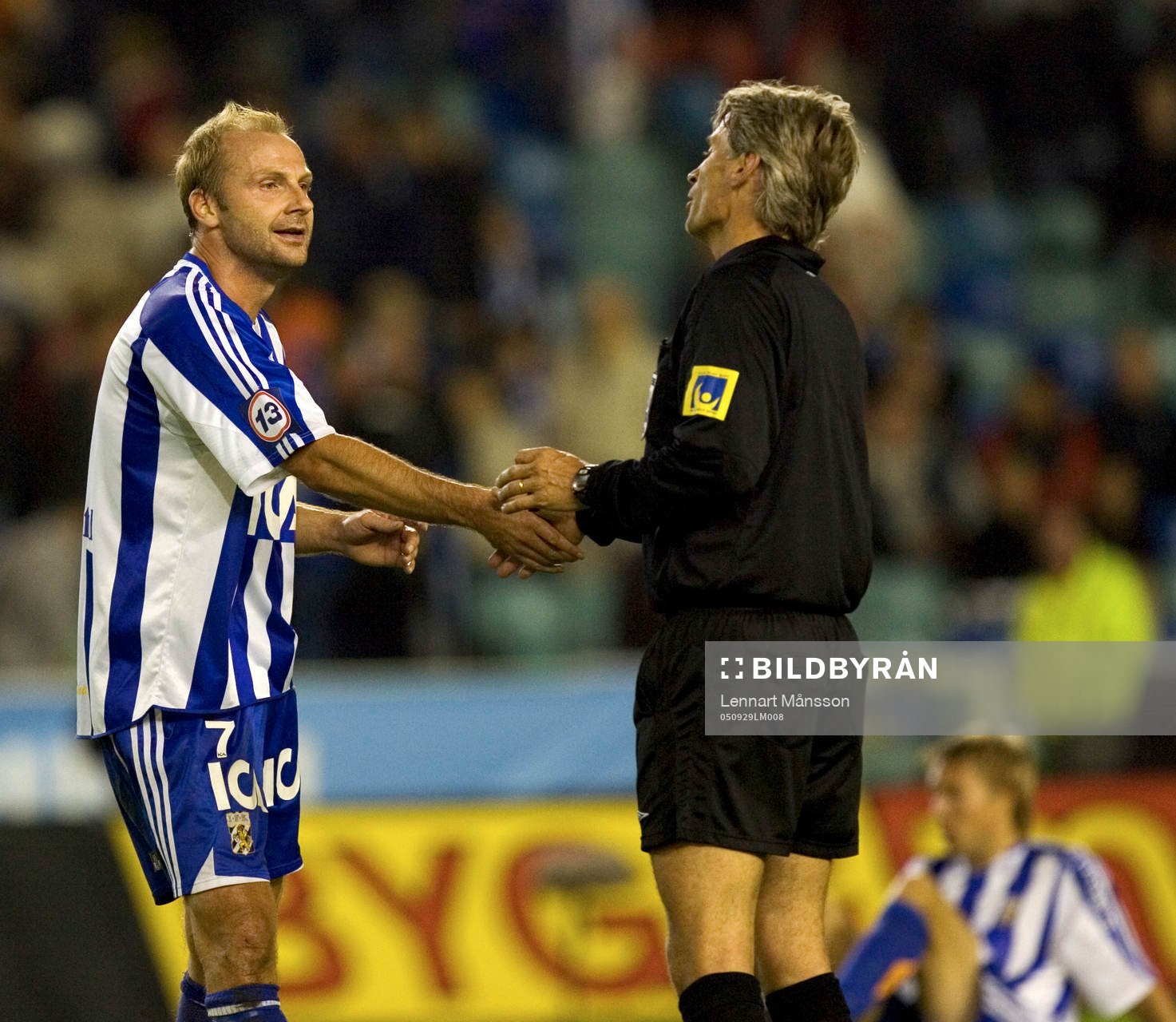 Håkan Mild, hälsar på domare Peter Fröjdfeldt
