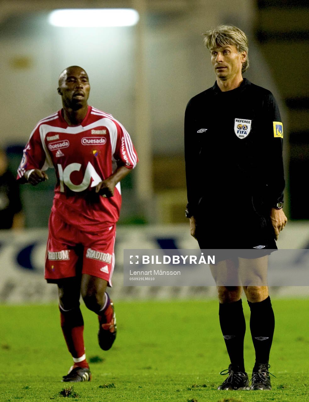 Siyabonga Nomvethe och Peter Fröjdfeldt, domare