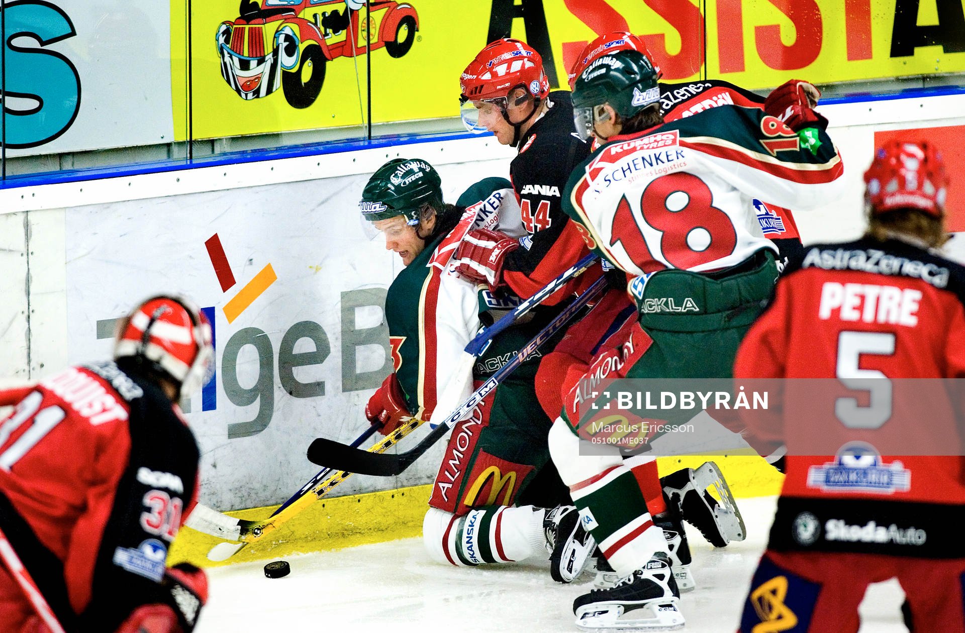 Sebastian Karlsson trycks upp i sargen av Timmy Pettersson,