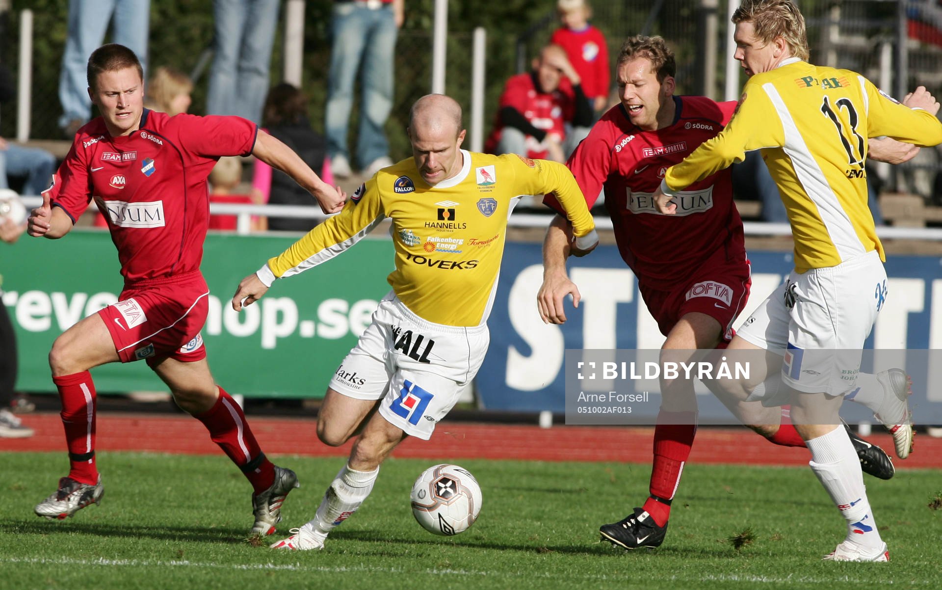 Falkenbergs Johan Claesson först på bollen