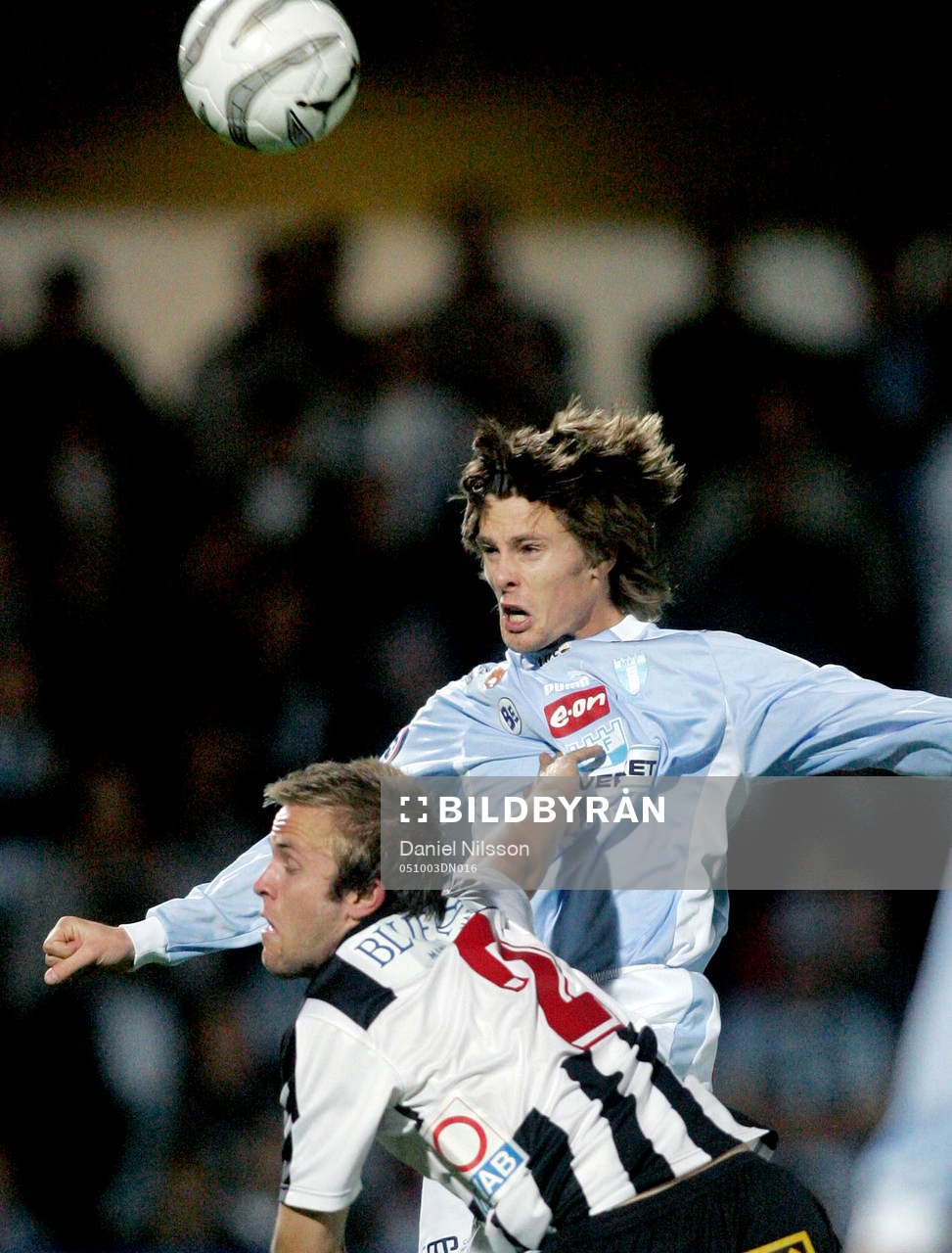  Jesper Bech, Malmö hoppar högre än Johan Norell, Landskrona och nickar in 2-0. 