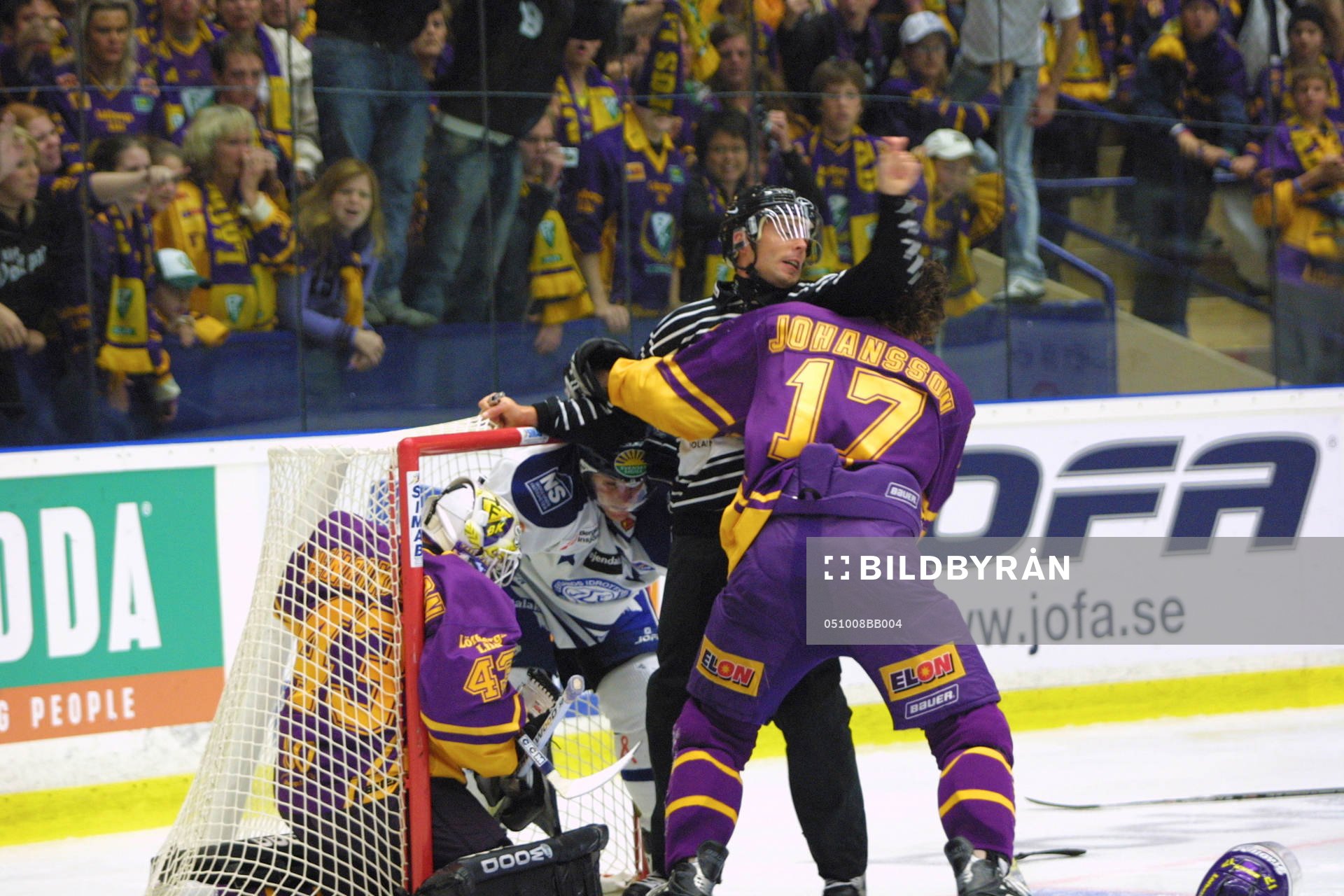 Mathias Johansson attackerar domaren