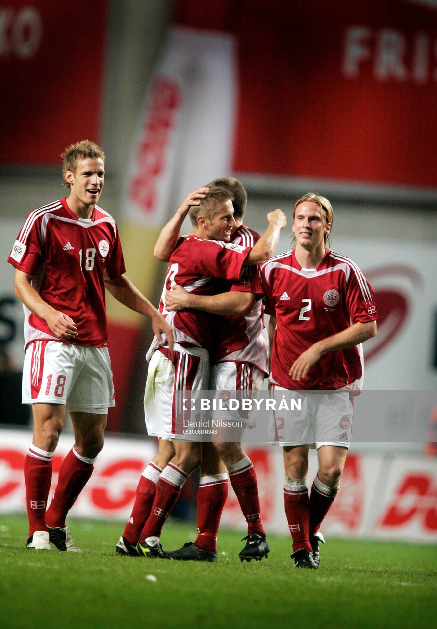   Sören Larsen och Danmark jublar över att de slog Grekland med 1-0. Jubel.