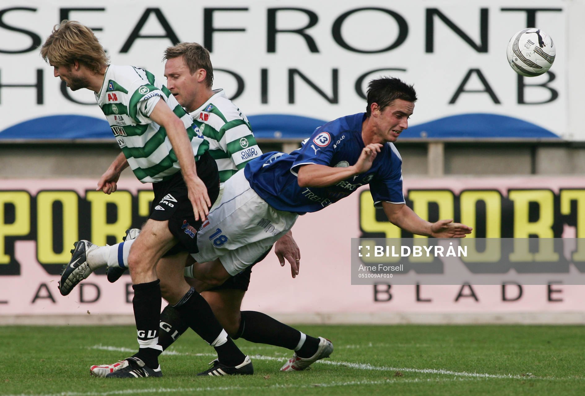 Trelleborgs Niklas Nordgren hårt trängd av