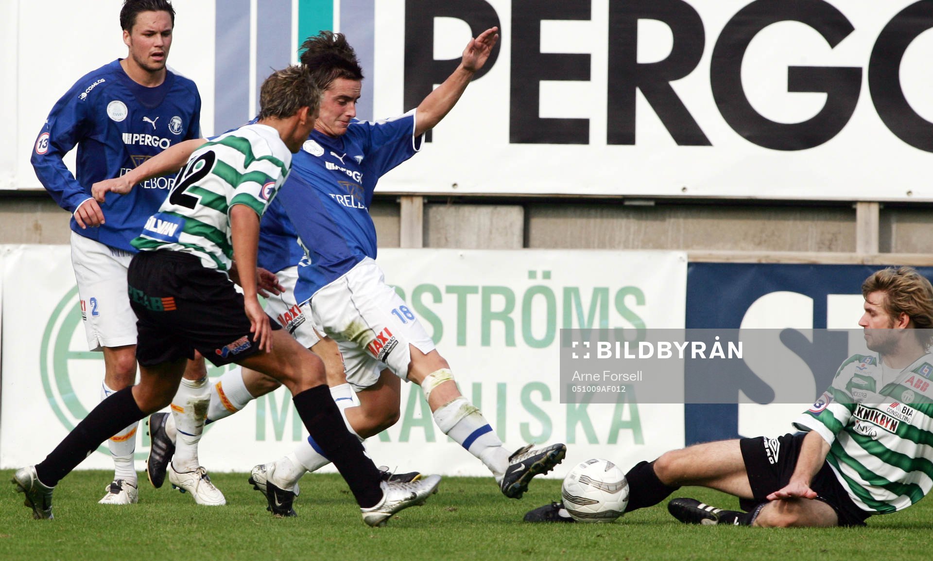 TFF:s Niklas Nordgren tränger sig fram genom