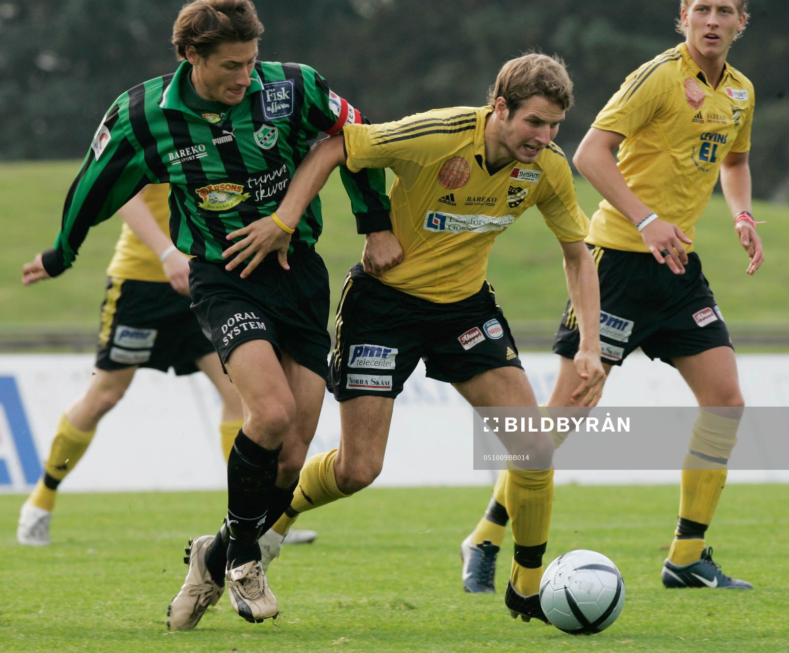 Högaborgs lagkapten försöker stoppa Mikael Dahlgren