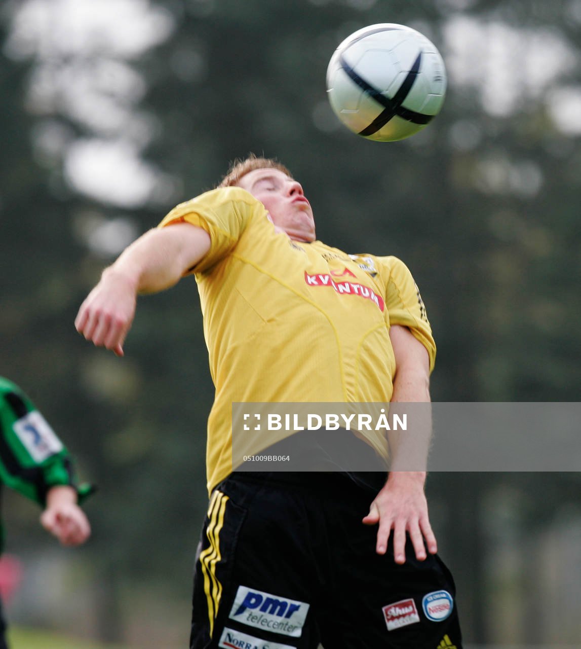   Johan Persson tar ner bollen.