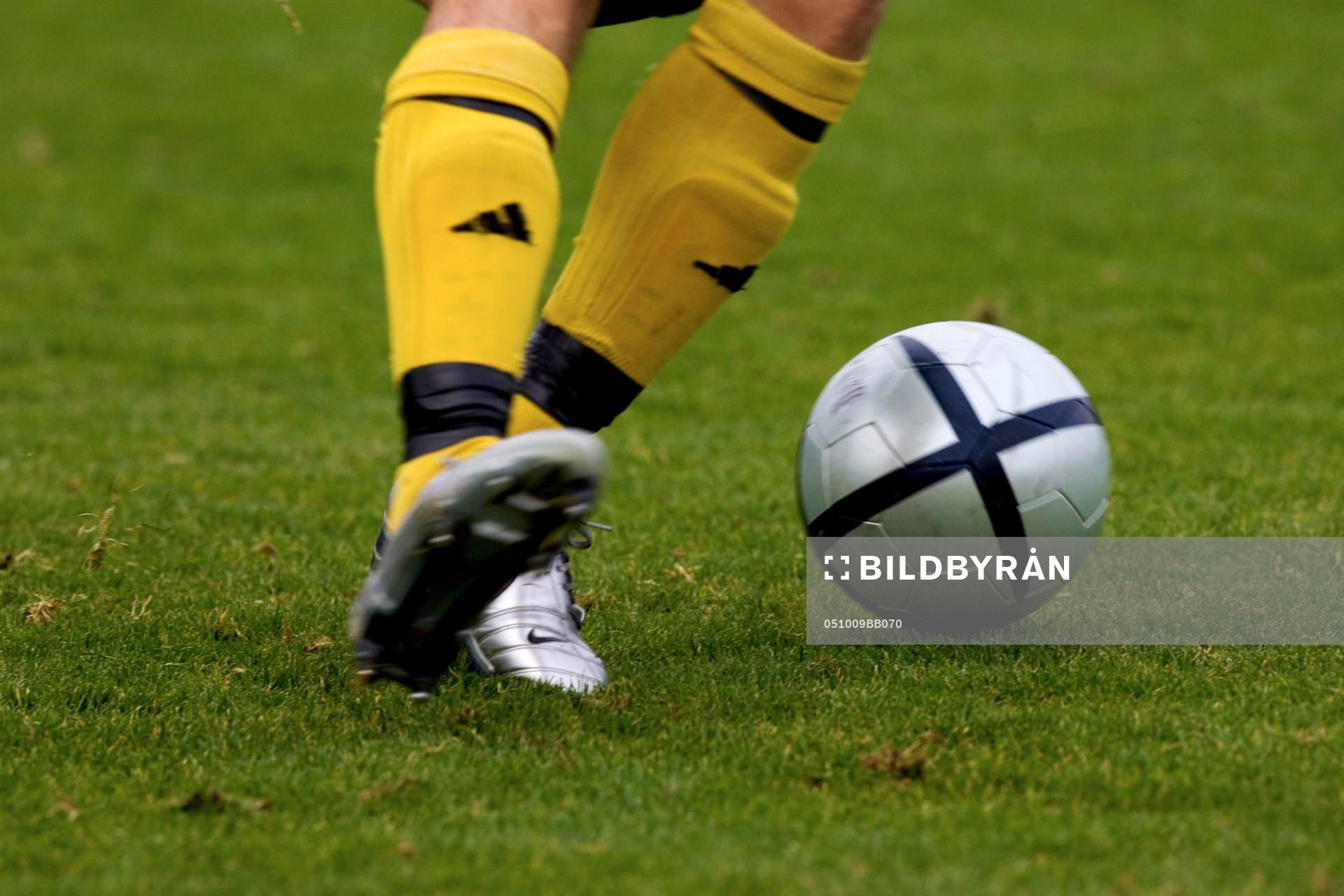 Fot, boll, fotboll. Högerspark