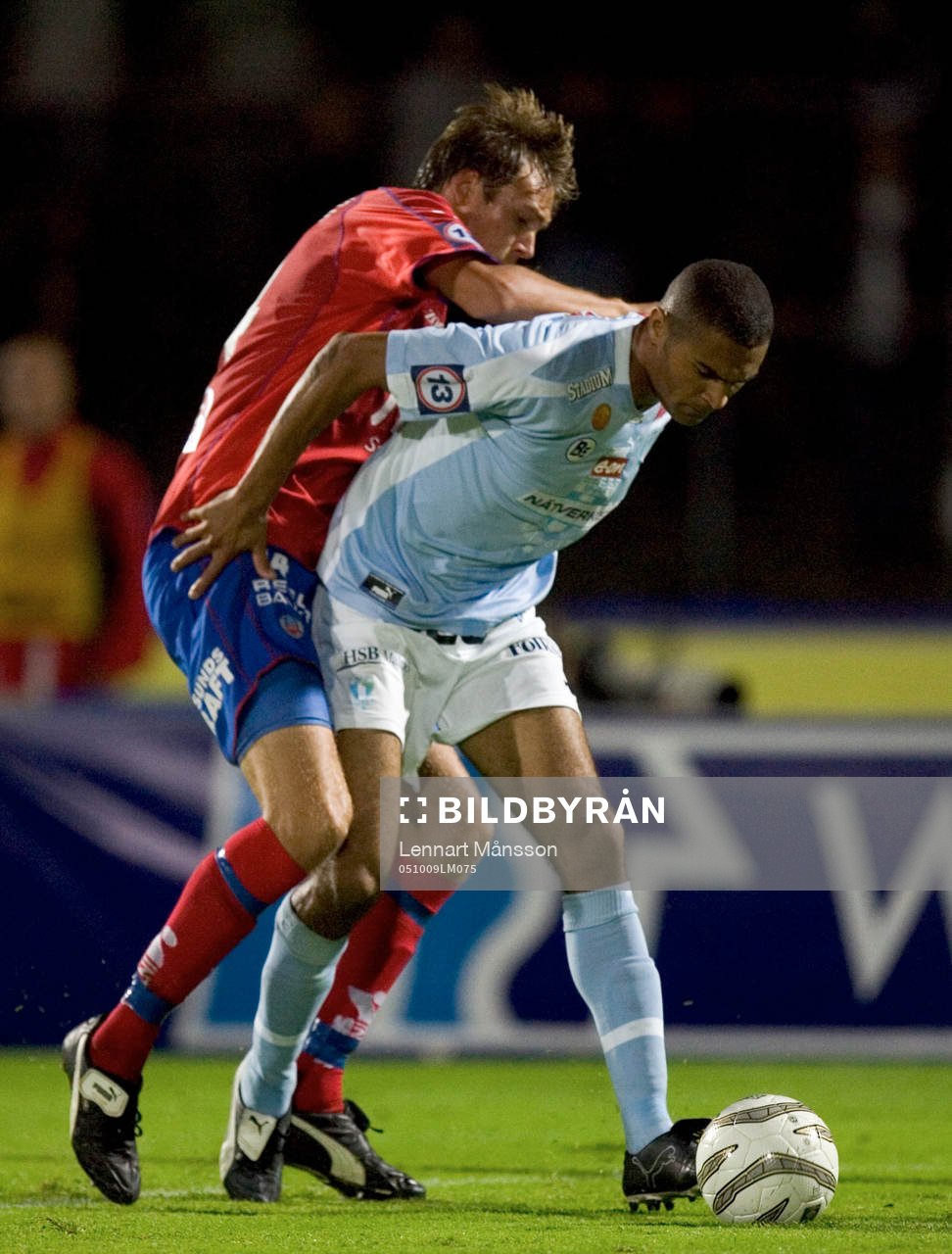 Afonso Alves, Malmö, har Andreas Granqvist i ryggen