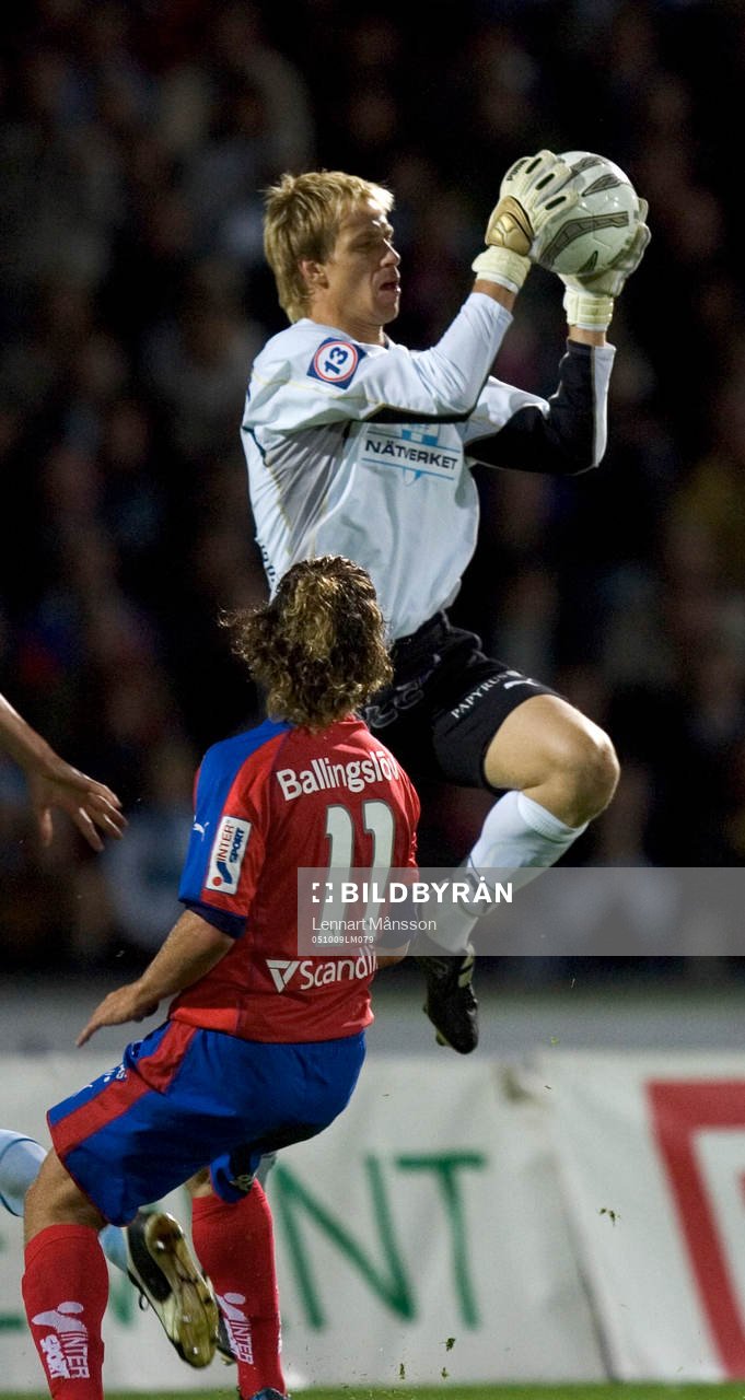 Mattias Asper, målvakt, fångar bollen