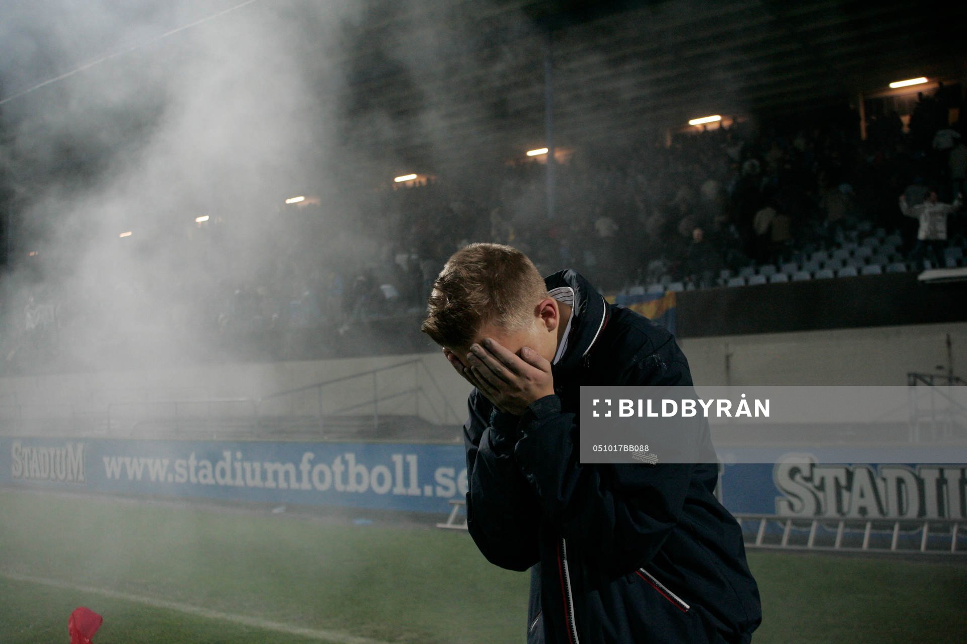 Gasattack, här skyddar sig en supporter
