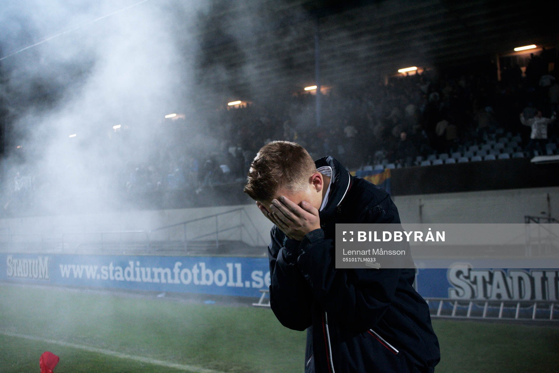 Tårgasattack, tårgas, här skyddar sig en supporter .