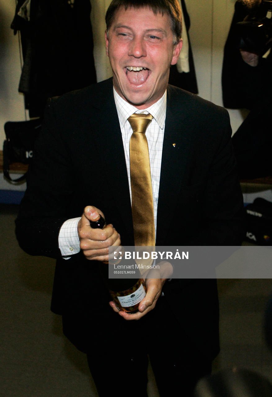 Kjell Jonevret, tränare Djurgården, firar med champagne.