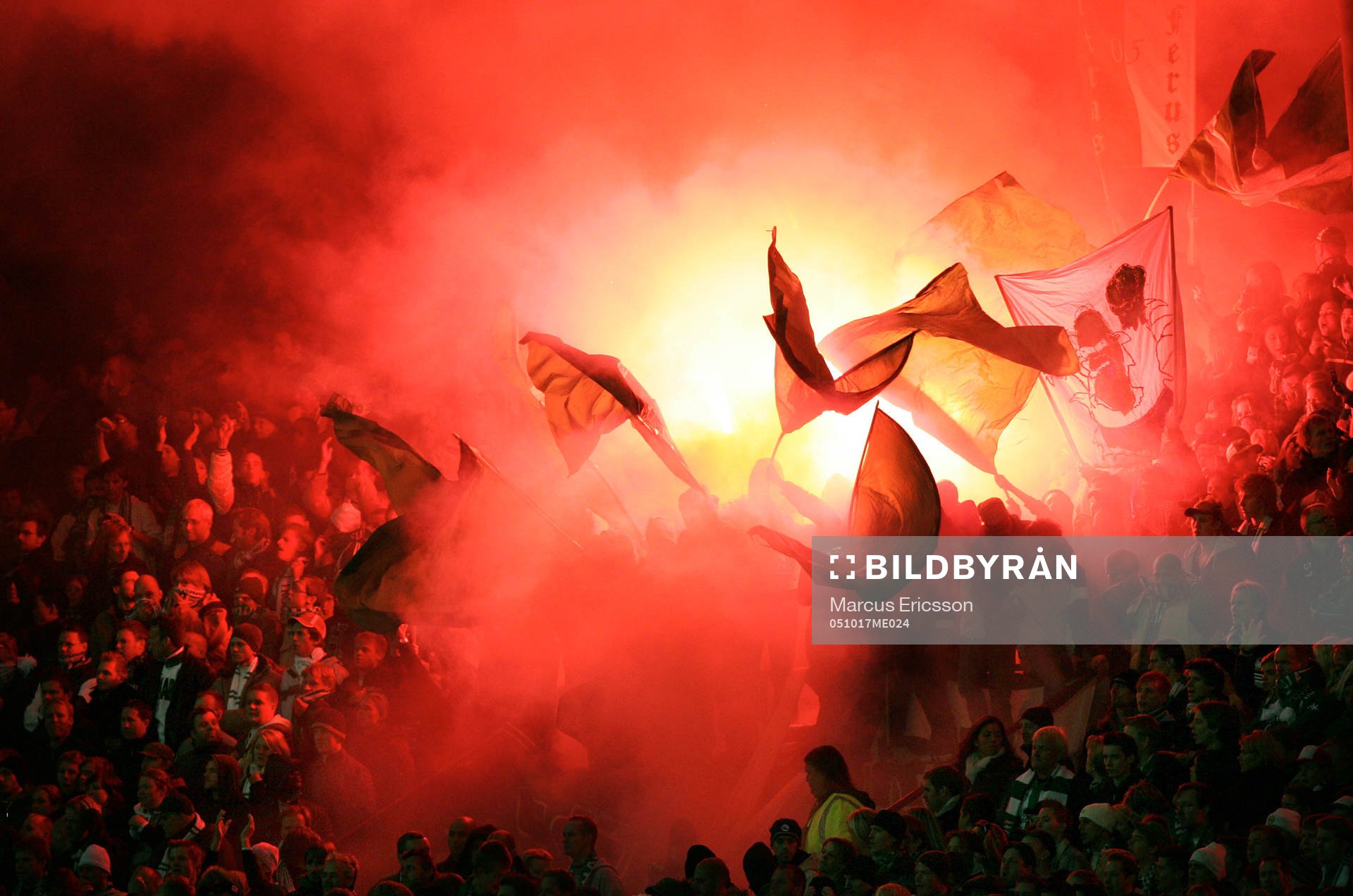 Hammarbyklacken tände upp bengaliska eldar. Fans,