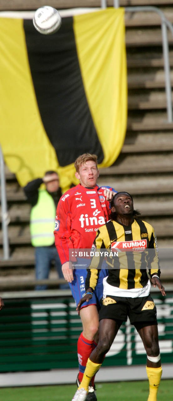  Dioh Williams och Fredrik Björck, nickduell.