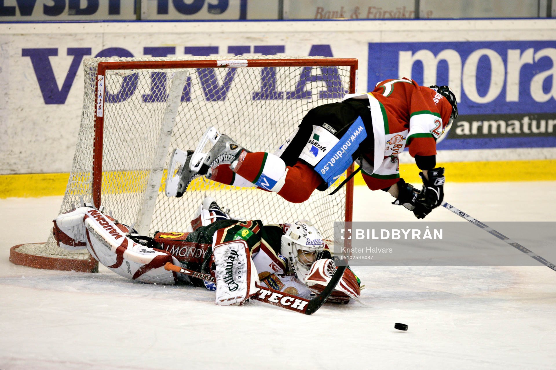 Thomas Skogs, Mora tar sig en flygtur över Tommy Salo,