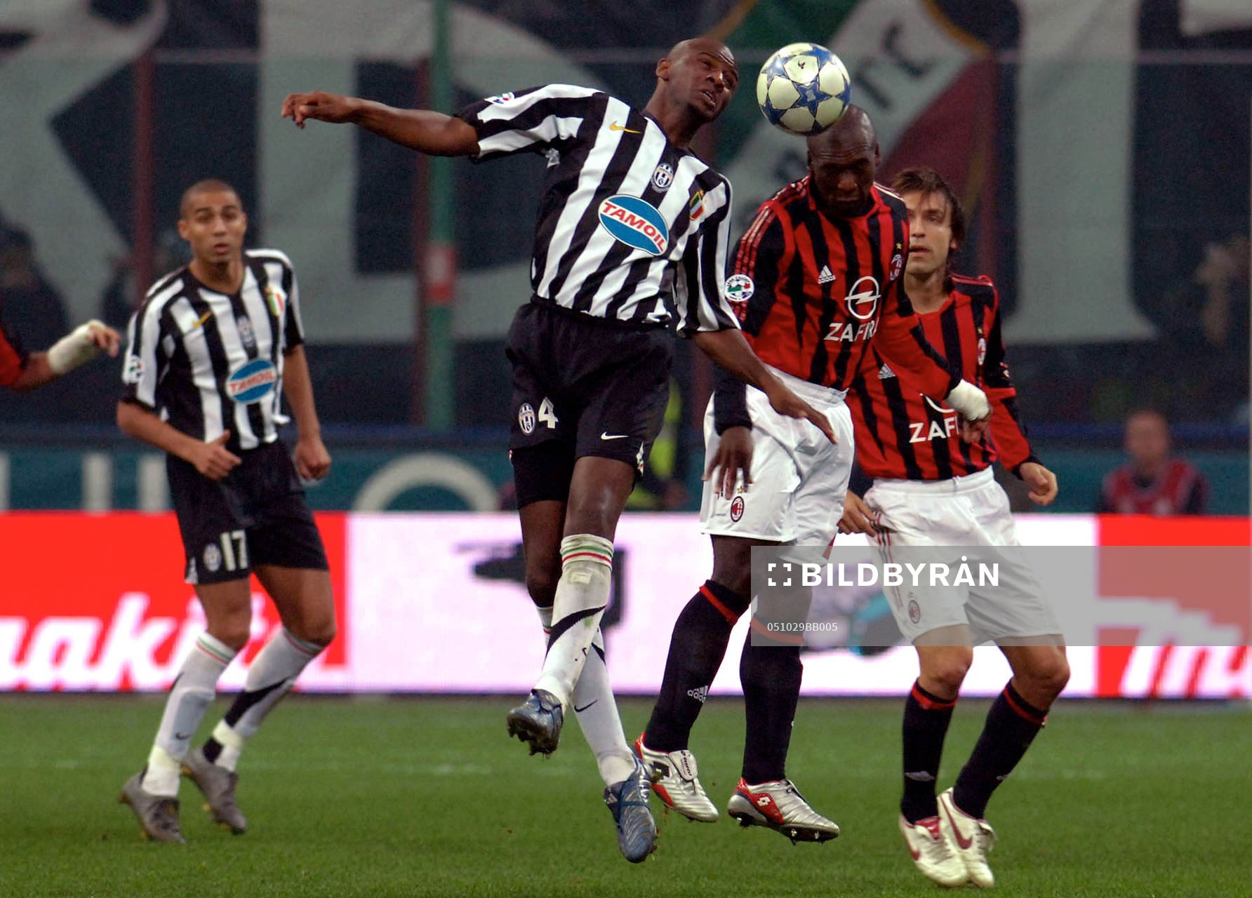 Vieira och Seedorf, nickduell