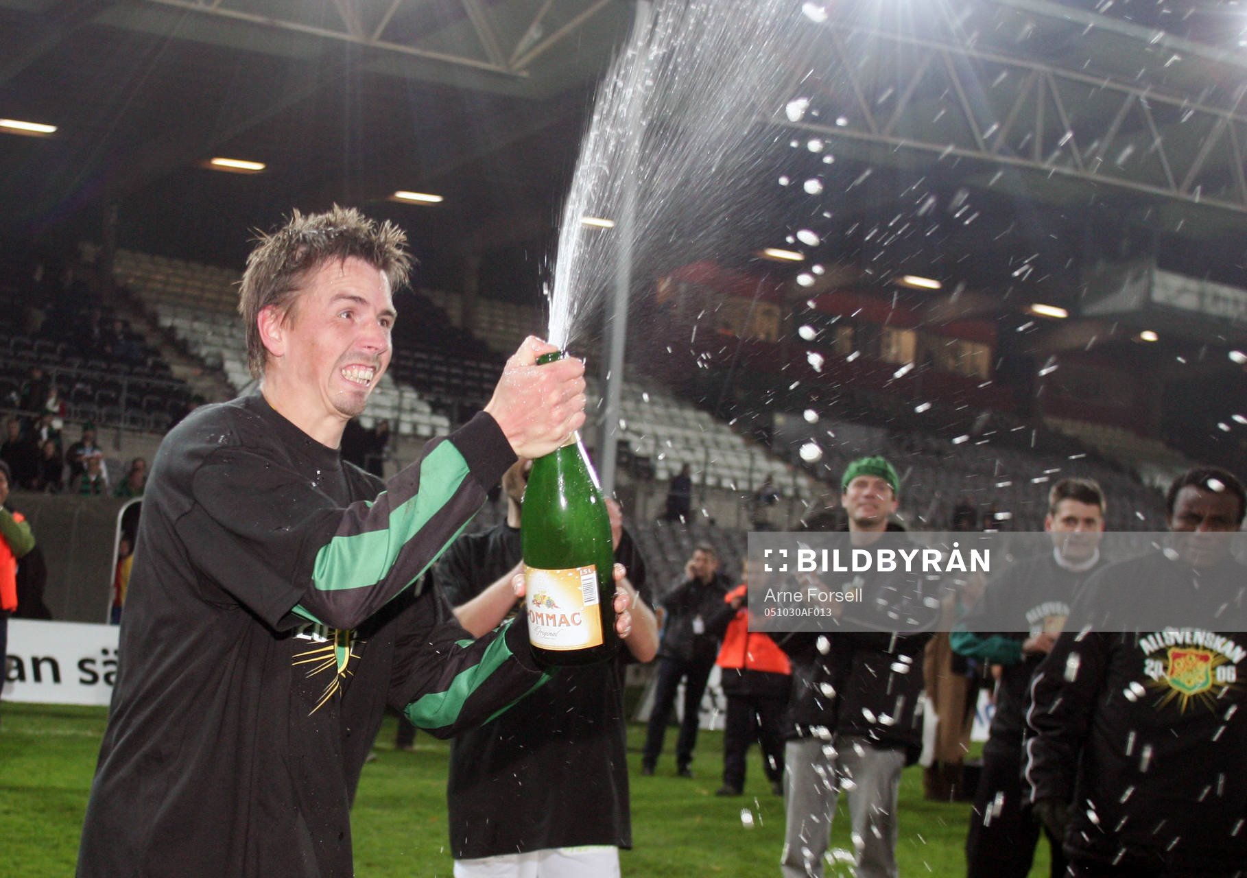 Mathias Gravem firar med champagne