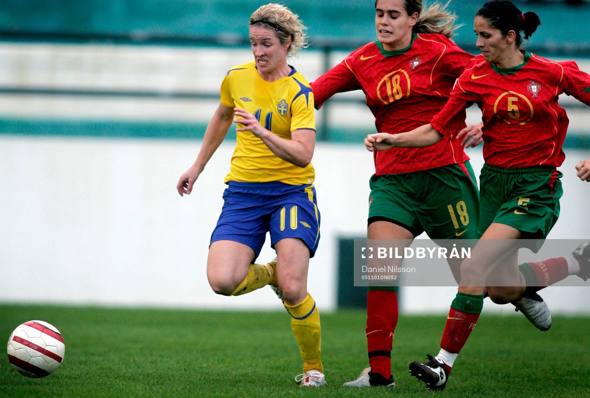 Victoria Svensson, Sverige, rycker ifrån Catia Reis och