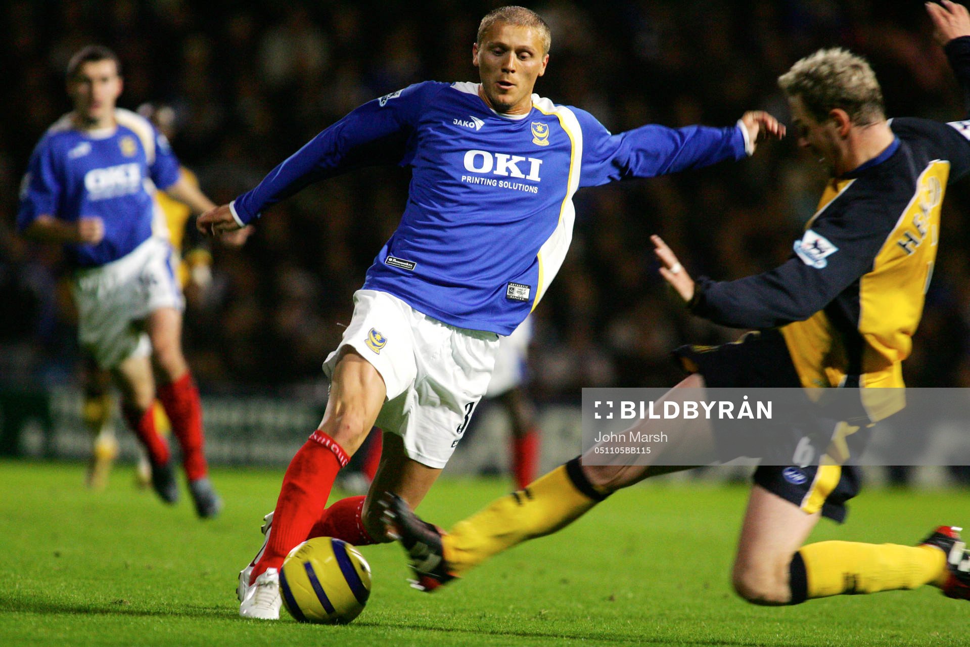   Zvonimir Vukicand, Portsmouth utmanas av Stephane Henchoz, Wigan. 