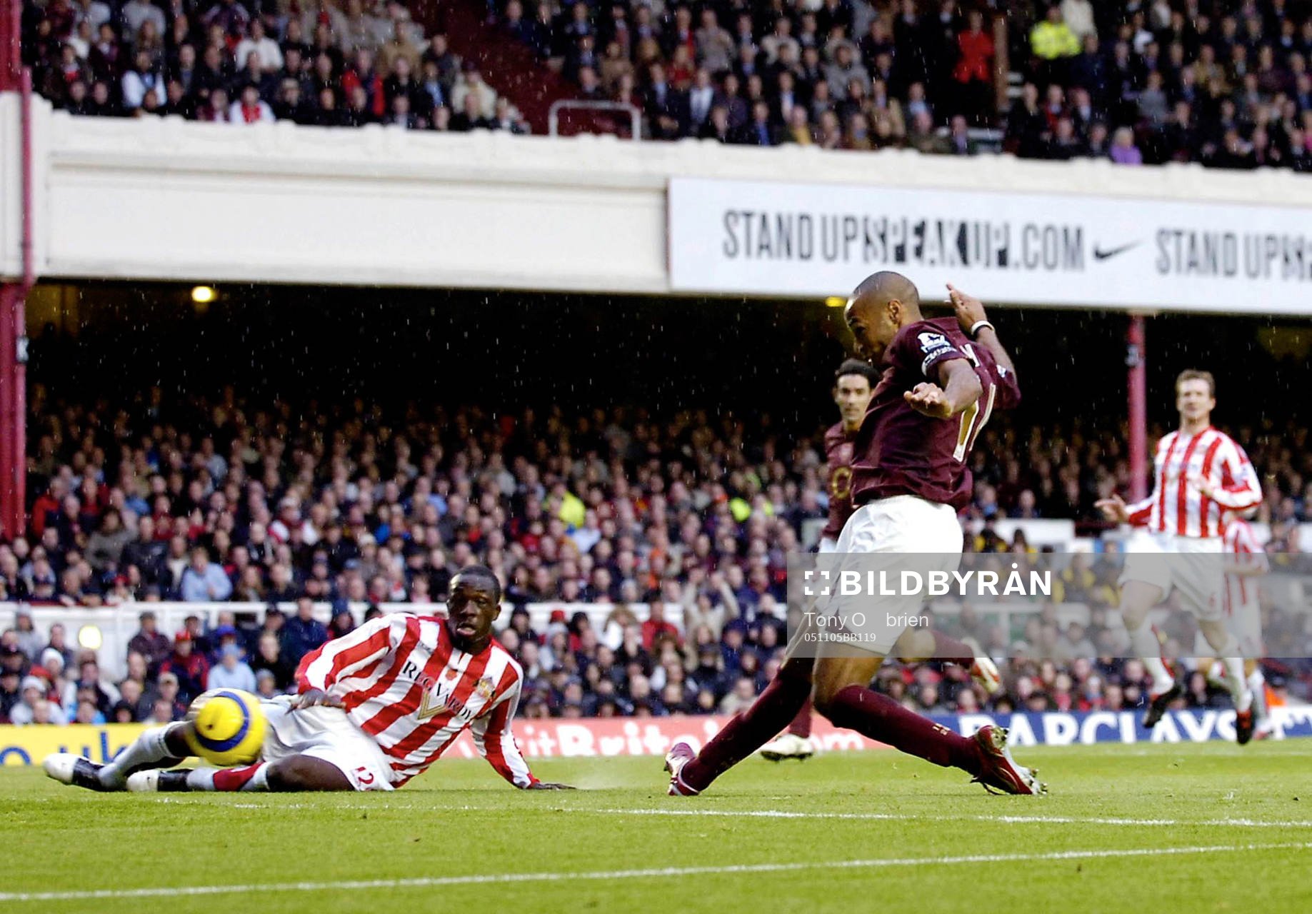  Thierry Henry gör  Arsenals andra mål.