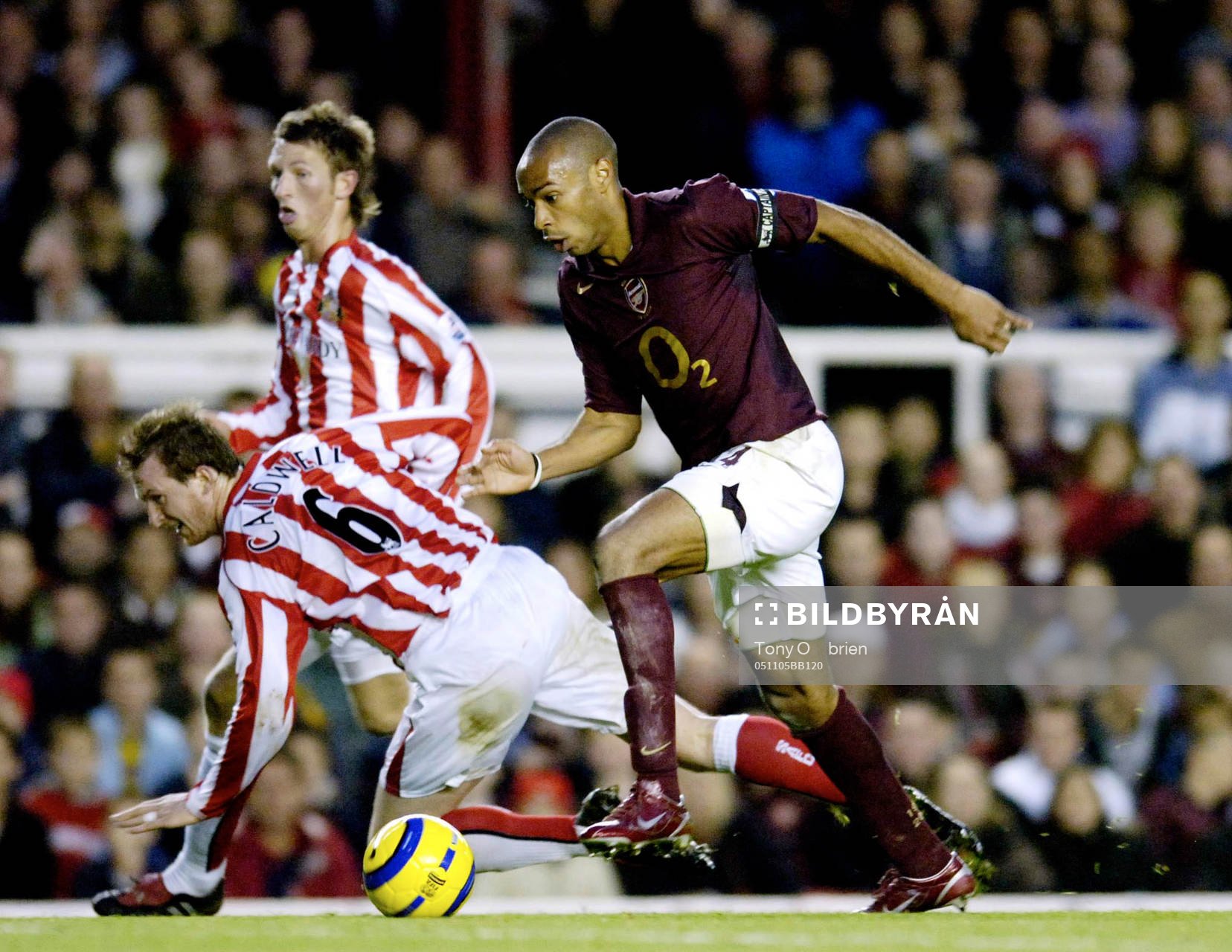  Thierry Henry tar sig igenom och gör Arsenals tredje mål.