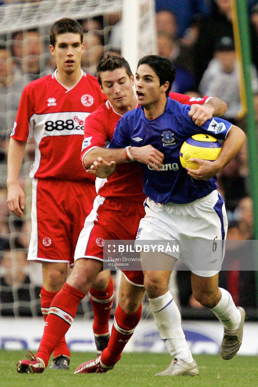 Evertons Mikel Arteta hålls fast av Franck Queudrue,
