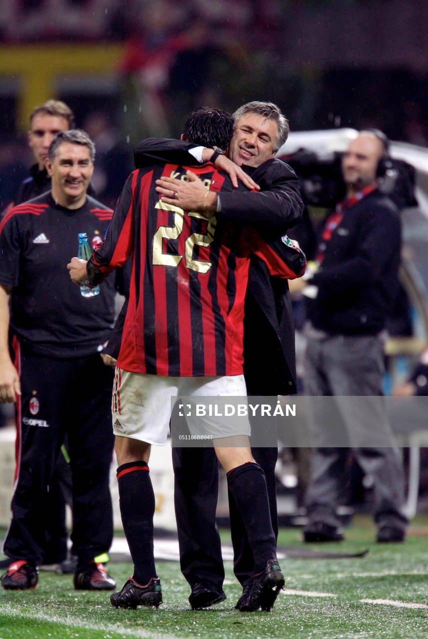  Kaka kramas om av Ancelotti, manager, Milan. 