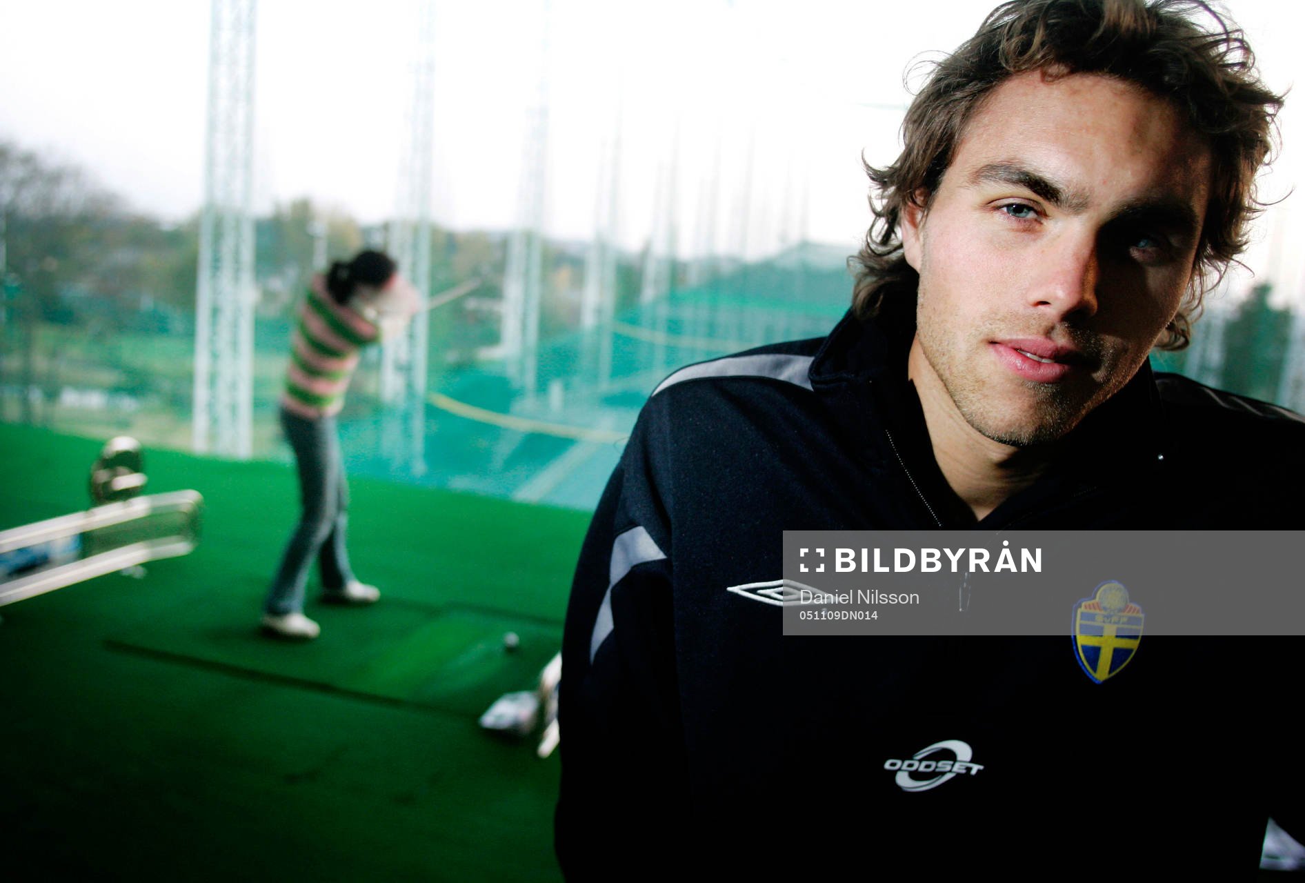 Johan Elmander kollar in Driving Rangen för golfträning