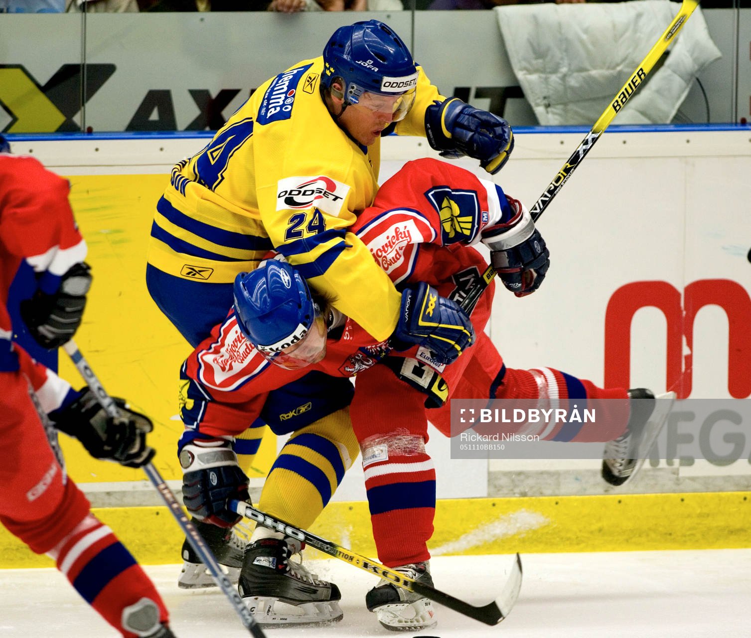 Andreas Karlsson, Sverige, välter en tjeckisk spelare